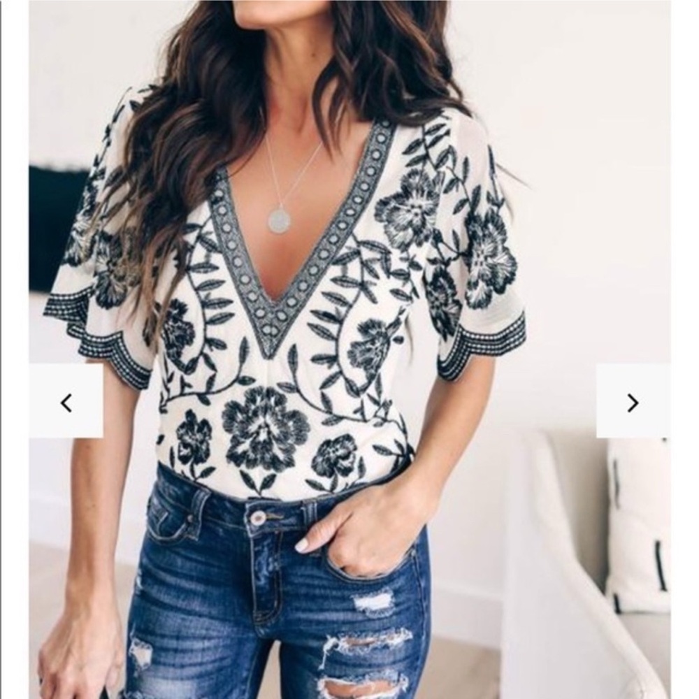 Vici Black and White Floral V-Neck Bodysuit